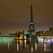 Tour Eiffel noire (avec des yeux rouges)