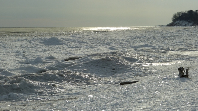 Spectacular Ice Waves Pickering Beach, Ontario Canada