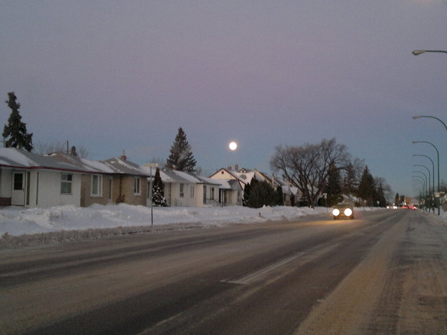 8:00 am Moon, Sun 9:00 am Winnipeg, Manitoba Canada