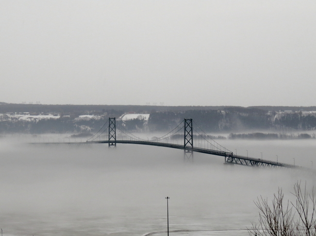 Le pont de l'Ã®le d'OrlÃ©ans sous le brouillard Québec, Quebec Canada