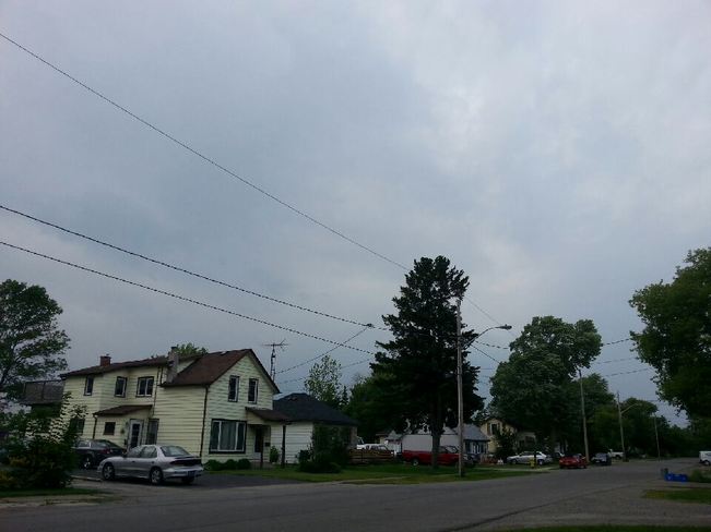 Pics of northwestern sky from Dunnville. Dunnville, Haldimand, ON