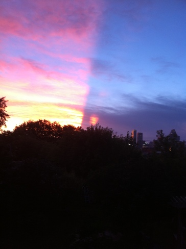 Strange sunset.. how does this happen? Montreal, QC