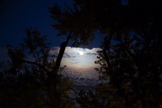 Lune en mer de nuages Beloeil, Quebec Canada