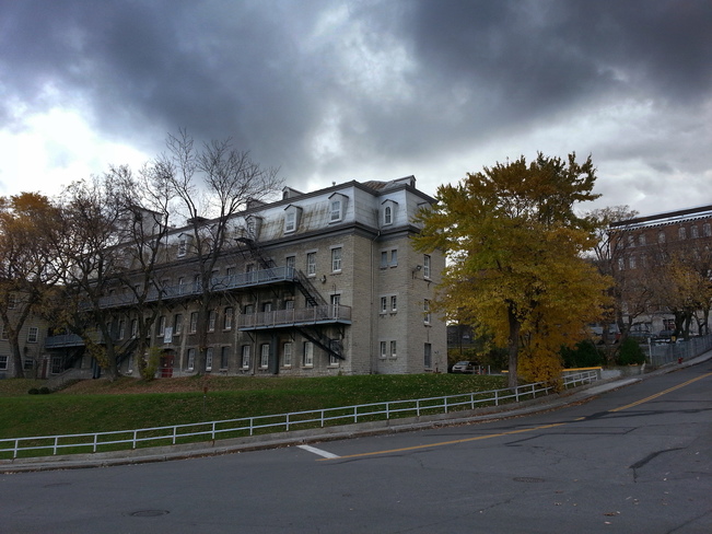 Centre d'accueil Nazareth sous un gros nuage Québec, QC