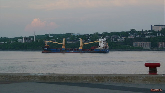 Bateau sur le fleuve au crÃ©puscule Port de Québec, Québec, QC