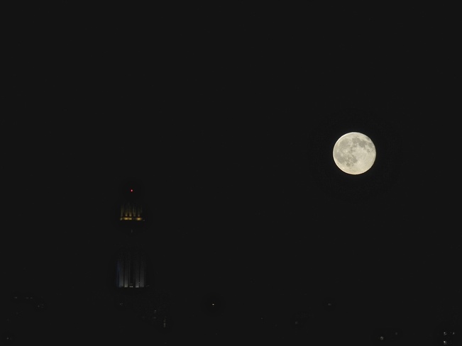 Pleine lune dans la nuit! Montréal, QC