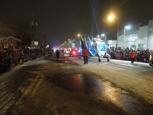 Bonhomme dans la neige a la parade du Carnaval Boulevard Henri-Bourassa, Ville de Québec, QC