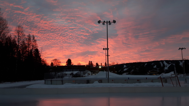 levÃ© de soleil aux patinoires de la ville de Saint Sauveur Saint-Sauveur, QC