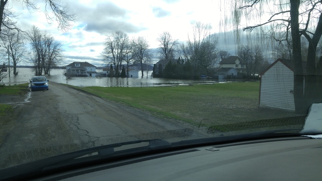 innondation hudson sur la rue rousseau Rigaud, QC