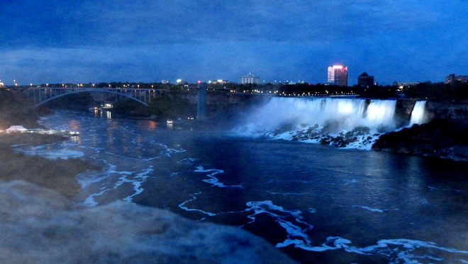 Chutes Niagara le soir! Niagara Falls, ON