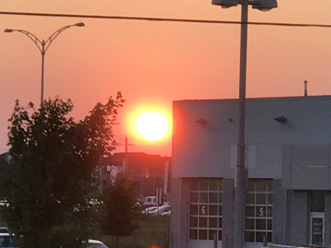 Gros soleil rouge Saint-Jean-sur-Richelieu, Québec, CA
