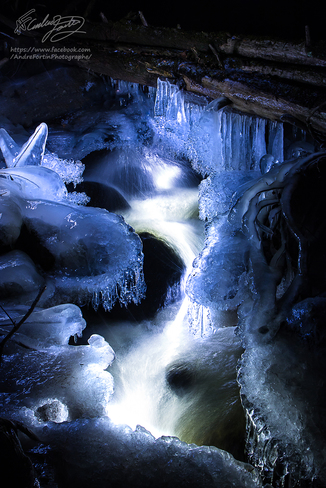 Projet de nuit avec la glace de ruisseau. Saguenay, QC
