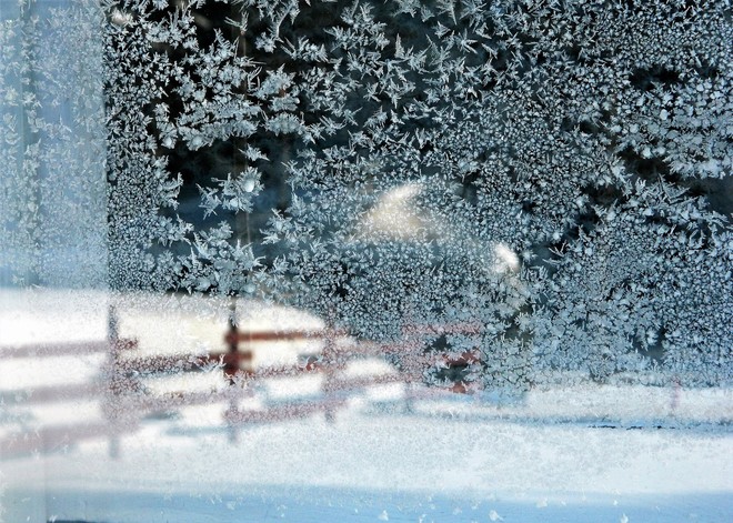 Magie de crystaux de glace sur le vitre et... Montpellier, QC