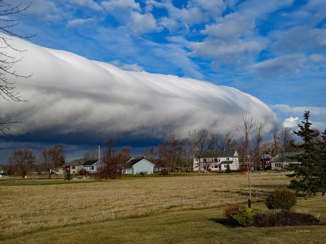 Roll Cloud going through High Banks, Dunville Ontario at 10AM this morning Dunnville, ON
