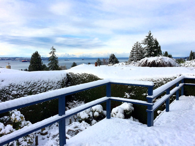 COMPARE - SNOW - WEST VANCOUVER- 9:27 AM West Vancouver, BC