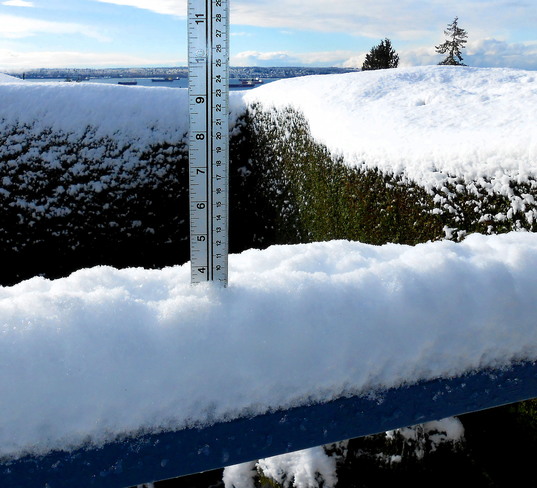 COMPARE - SNOW - WEST VANCOUVER- 9:27 AM West Vancouver, BC