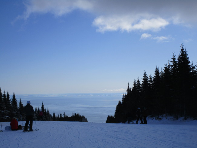 ski de printemps au massif dans des conditions hivernales Charlevoix, QC