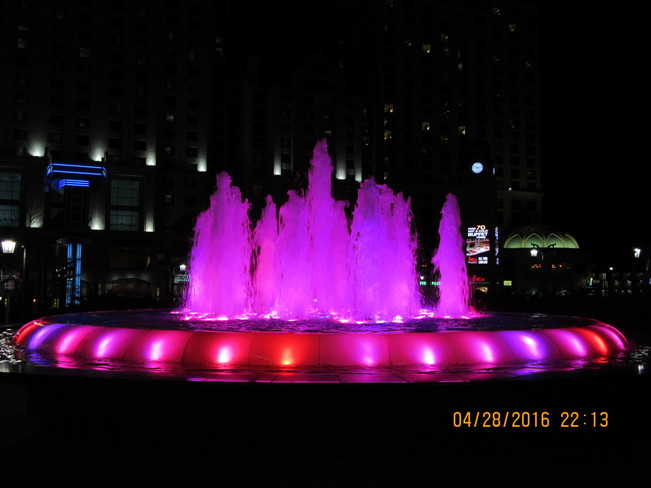 Fountains at night Niagara Falls, ON