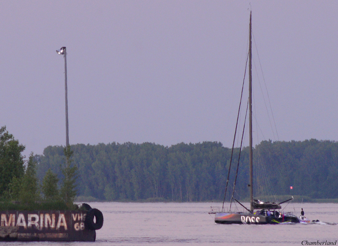 Catamaran, passant Ã  Trois-RiviÃ¨res. Trois-Rivières, QC