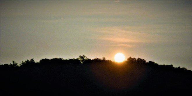 Soleil rouge signe de chaleur ce matin Montpellier, QC