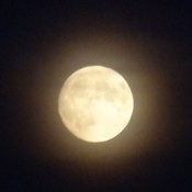 Belle lune blanche et son halo rougeÃ¢tre!!
