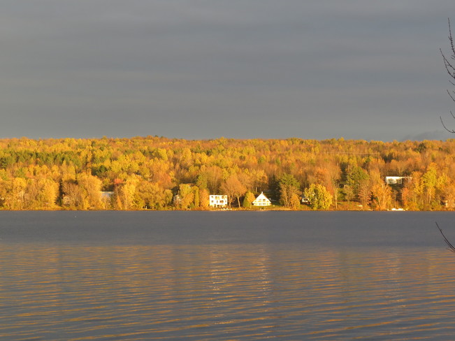 Clin d'oeil du soleil. Lac Magog, Québec