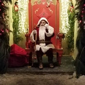 père Noël attend sagement les enfants.