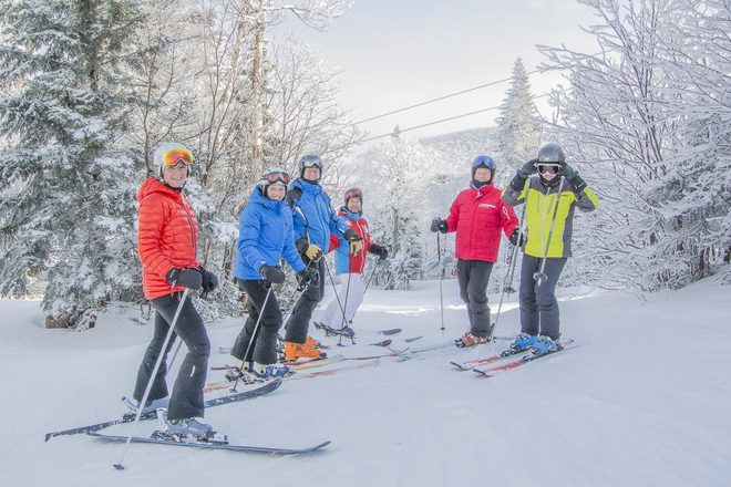 Des skieurs et skieuses heureux Sutton, QC
