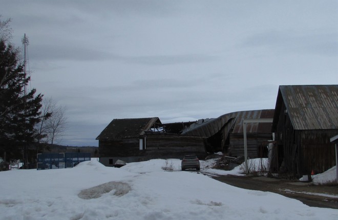 La vieille brisÃ©e avec le poids de la neige Rang Desmeules, Chambord, QC G0W 1G0, Canada