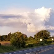 Formation de nuages avec arc-en-ciel partiel vue de la 148 à Quyon, QC.