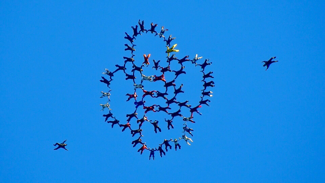 60 parachuters Farnham, Quebec, CA