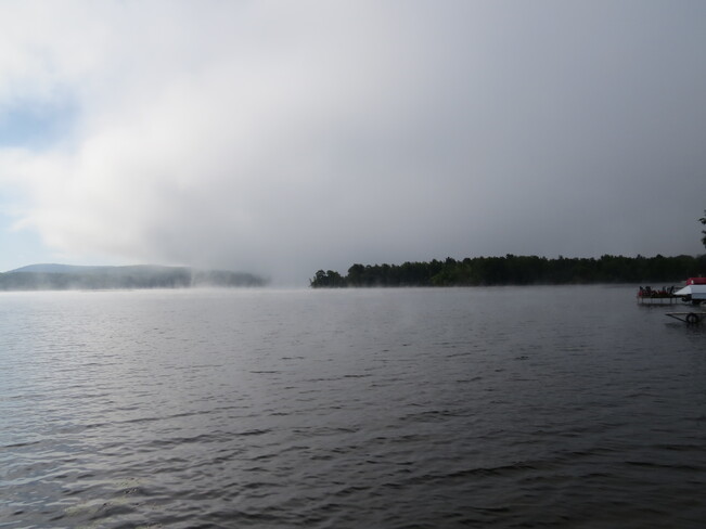 Brouillard. Lac Magog, Québec
