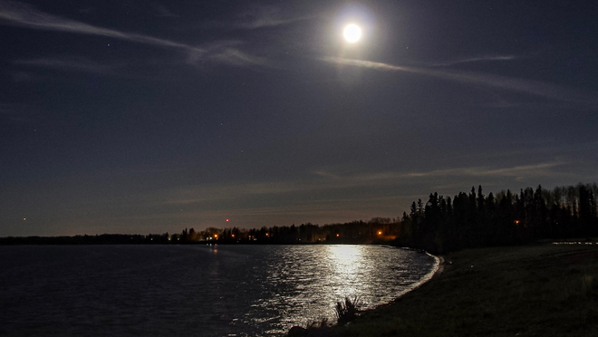 Full moon at Grégoire Lake 176A, Alberta, CA