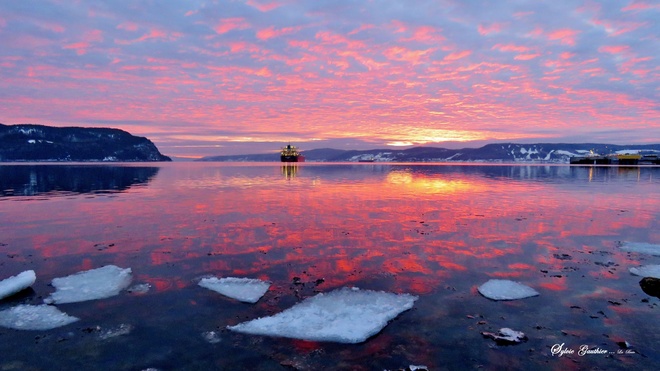 Fjord de la Baie, Ã  Saguenay tout en beautÃ© Ã  l'aube La Baie, Saguenay, QC