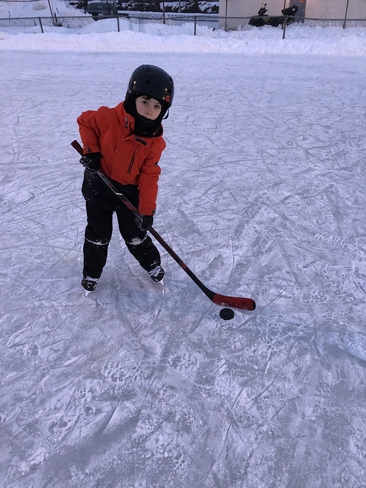 Pratique de hockey avec maman! Saint-André-d'Argenteuil, Québec, CA