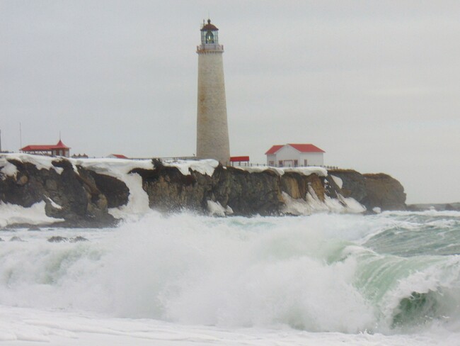 Les vagues Ã  l'assaut du phare de Cap-des-Rosiers, GaspÃ©sie... Cap-des-Rosiers, QC