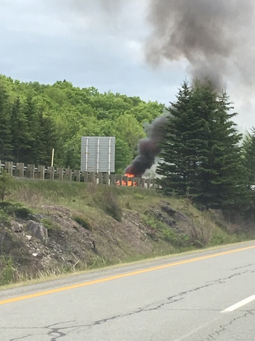 Un véhicule prend feu sur l'autoroute 