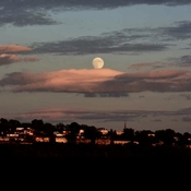 vue sur lévis du traversier...la lune c&#39;est posée sur le nuage