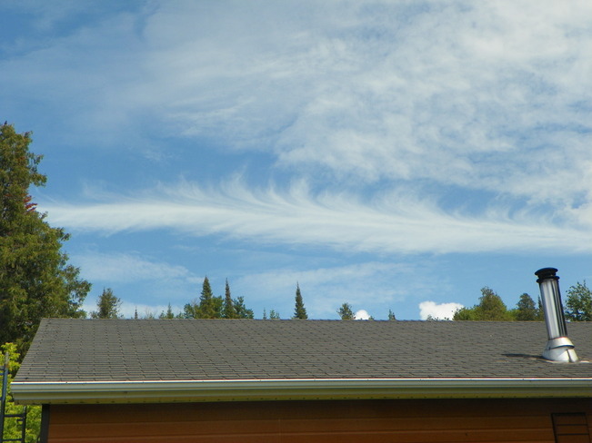 Un nuage en forme de plume Rue de la Baie Verte, Rouyn-Noranda, QC