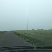 Éolienne ou une fusée dans le brouillard
