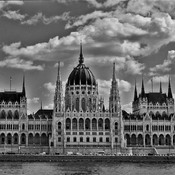 Parlement de Budapest sous un couvert de nuages,