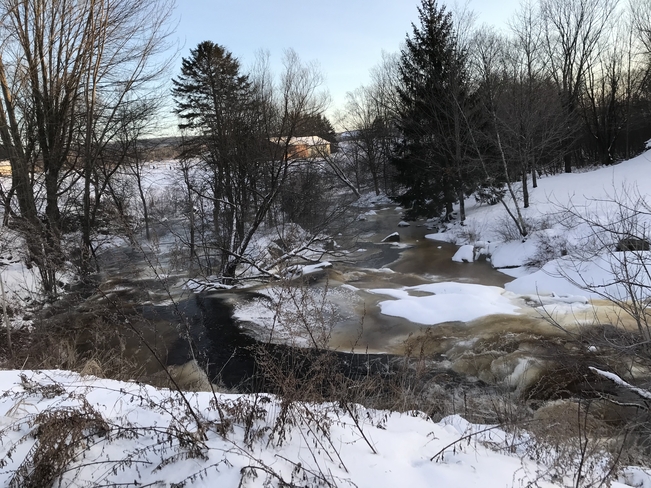 Rivière chaude dans le rang des alain par un matin glacial ... Saint-Basile, Québec, CA