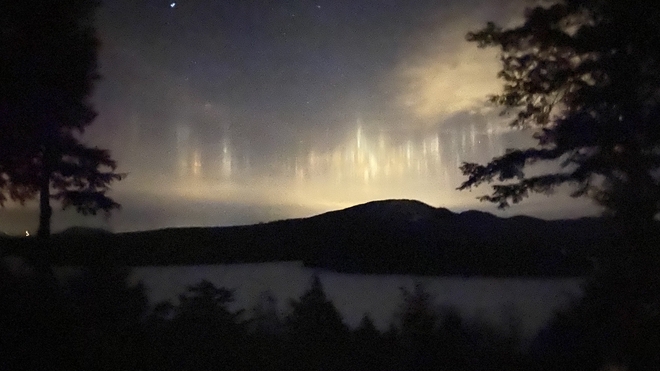 phénomène lumineux spectaculaire dans le ciel au parc du mont Orford