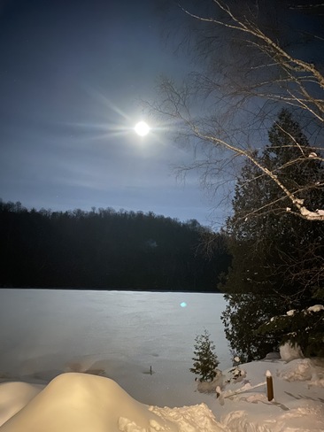 La lune au-dessus du lac Spectacle 