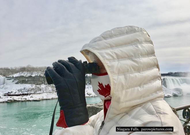 No people at Niagara Falls. 2 Canadians wearing masks. #backyardweather 6650 Niagara Pkwy, Niagara Falls, ON L2G, Canada