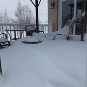 Trop de neige pour aller manger sûr le patios.