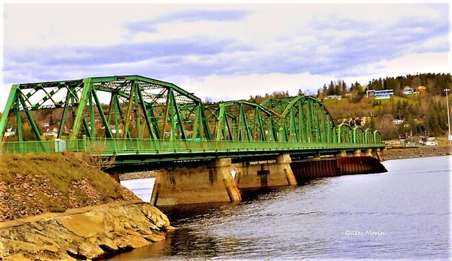 On traverse le pont. Saguenay, QC