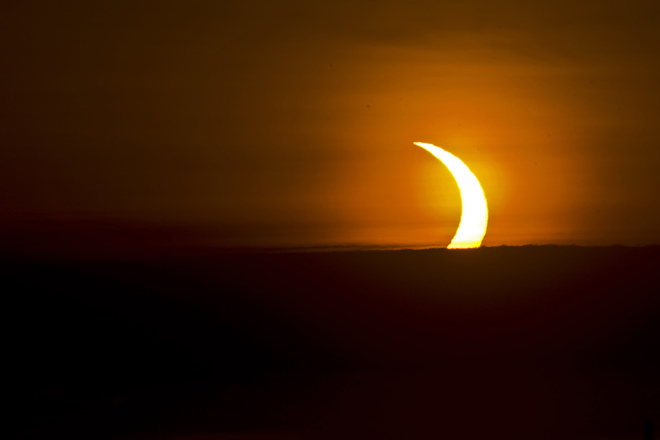 Annular solar eclipse 5:40 am Oshawa. Oshawa, ON