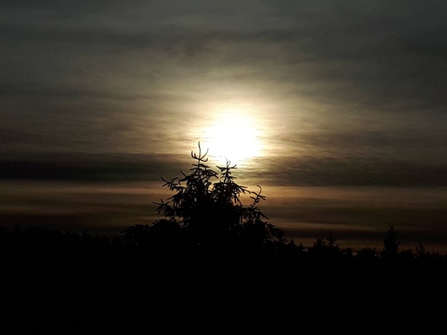 Eclipse dans les nuage Westbury, QC