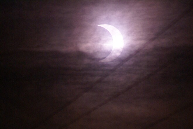 La lune et le Soleil sous une couverture de cirrus Pierreville, QC
